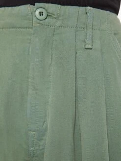 The Pleated Chute Prep Flood - Hedge Green -Mother Denim 10738 1292 HDG VW F Detail 4130