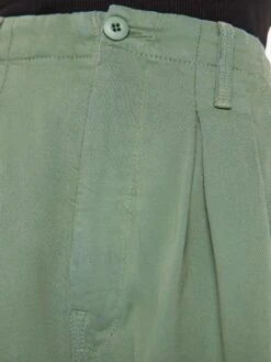 The Pleated Chute Prep Short - Hedge Green -Mother Denim 4702 1292 HDG VW F Detail 4135